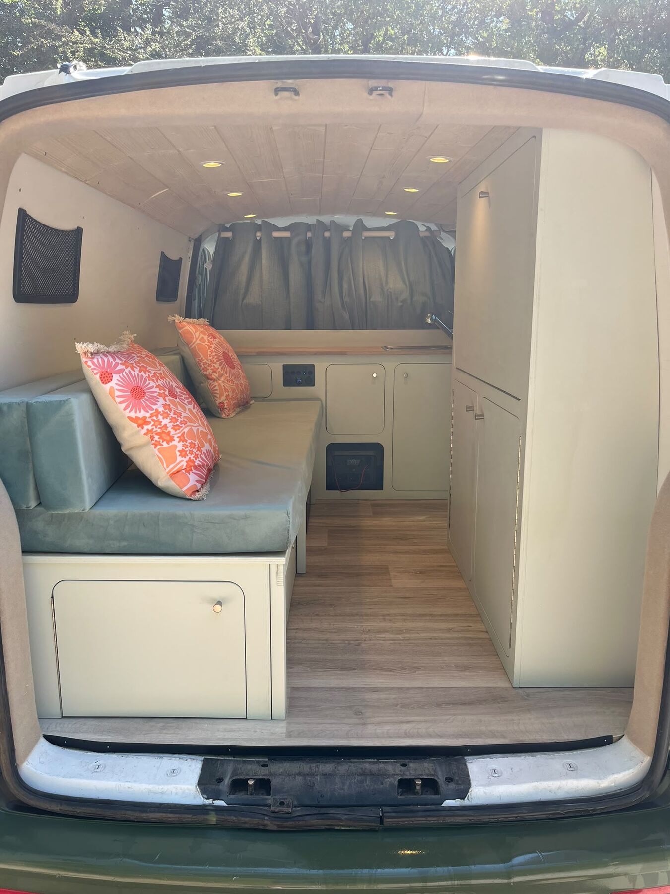 Intérieur d'un van aménagé par Jade Van Life